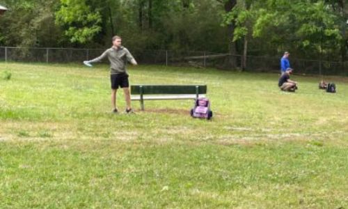 Photo of man playing disc golf